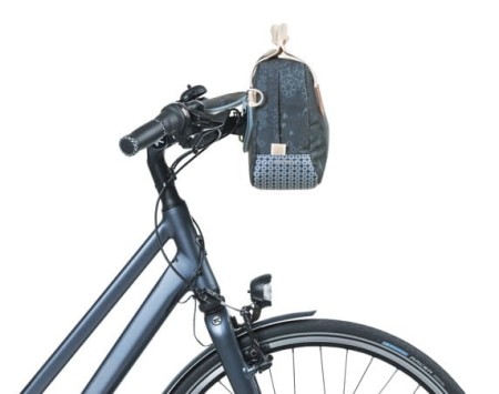 Sakwa miejska pojedyncza BASIL BOHEME CITY KF 8L, wodoodporny poliester, indigo blue (bez płytki mocującej) (NEW) - rove.pl