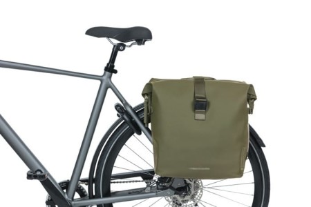 Sakwa podwówjna BASIL SOHO DOUBLE PANNIER BAG NORDLICHT Universal Bridge System 41L, 100% wodoodporna moss green oświetlenie Nordlicht Technology (NEW) - rove.pl