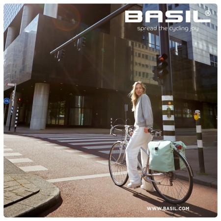 Sakwa podwówjna BASIL SOHO DOUBLE PANNIER BAG NORDLICHT Universal Bridge System 41L, 100% wodoodporna moss green oświetlenie Nordlicht Technology (NEW)