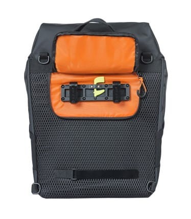 Sakwa miejska pojedyncza BASIL MILES TARPAULIN DAYPACK 17L, Hook On System, 100% wodoodporna black orange (NEW) - rove.pl