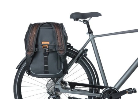 Sakwa miejska pojedyncza BASIL MILES TARPAULIN DAYPACK 17L, Hook On System, 100% wodoodporna black orange (NEW) - rove.pl