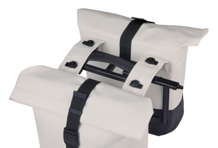 Sakwa podwójna BASIL COVE DOUBLE PANNIER BAG 28-32L, MIK System (ready to go), off-white/black (NEW 2026) - rove.pl