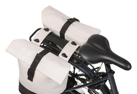 Sakwa podwójna BASIL COVE DOUBLE PANNIER BAG 28-32L, MIK System (ready to go), off-white/black (NEW 2026) - rove.pl