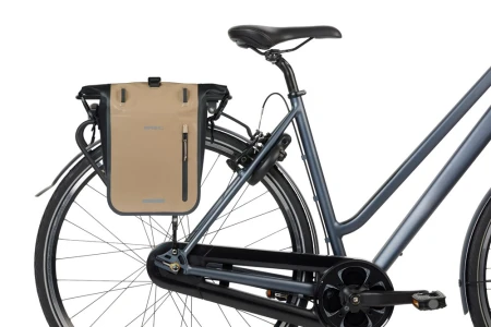 Sakwa pojedyncza BASIL RIVO M SINGLE PANNIER BAG 12-15L, MIK Hooks, wodoodporna, sand/black (NEW 2026)