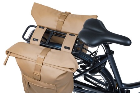 Sakwa podwójna BASIL BROOKLYN DOUBLE PANNIER BAG 41L, Universal Bridge System, wodoodporna, sand (NEW 2026) - rove.pl