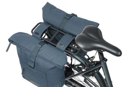 Sakwa podwójna BASIL BROOKLYN DOUBLE PANNIER BAG 41L, Universal Bridge System, wodoodporna, navy (NEW 2026)