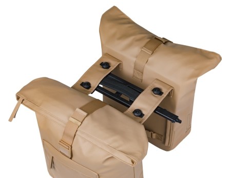 Sakwa podwójna BASIL BROOKLYN DOUBLE PANNIER BAG 41L, MIK System (ready to go), wodoodporna, sand (NEW 2026) - rove.pl