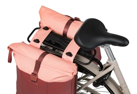Sakwa podwójna BASIL VIVE DOUBLE PANNIER BAG 28-35L, MIK System (ready to go), burgundy/pink (NEW 2026) - rove.pl