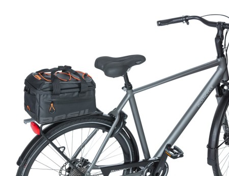 Torba na bagażnik BASIL MILES TARPAULIN TRUNKBAG MIK 7L, MIK System (ready to go), 100% wodoodporna black orange (NEW) - rove.pl