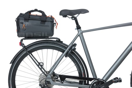 Torba na bagażnik BASIL MILES TARPAULIN TRUNKBAG MIK 7L, MIK System (ready to go), 100% wodoodporna black orange (NEW) - rove.pl
