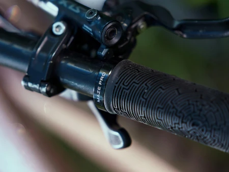 Chwyty kierownicy Maze Pro 133mm, cosmic/czarne
