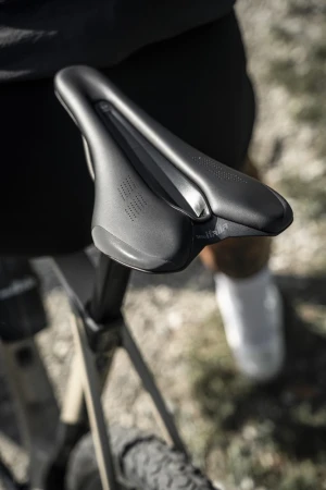 Siodło SELLE ITALIA SLR GRAVEL ADVAN L3, Pręty Manganese Steel, Waga 221g (NEW)
