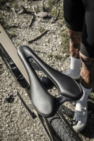Siodło SELLE ITALIA SLR GRAVEL ADVAN L3, Pręty Manganese Steel, Waga 221g (NEW)