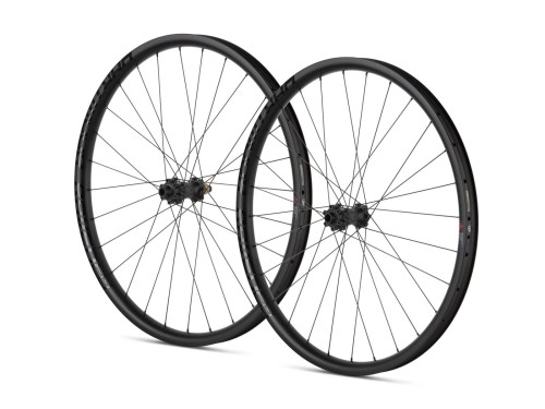 Przejdź do produktu Komplet kół Raven 29" tylne/przednie, Boost, 28 otworów, karbon, tubeless ready, piasty straight-pull, bębenek SRAM XD 108 punktów zaczepu, potrójnie cieniowane szprychy, czarny mat