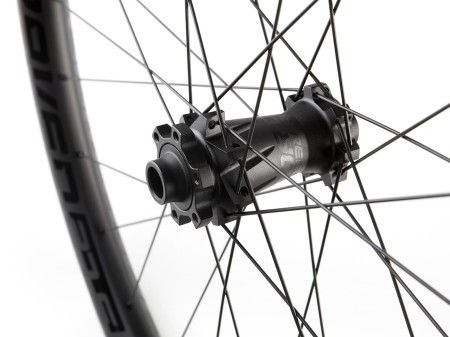 Komplet kół Raven 29" tylne/przednie, Boost, 28 otworów, karbon, tubeless ready, piasty straight-pull, bębenek SRAM XD 108 punktów zaczepu, potrójnie cieniowane szprychy, czarny mat