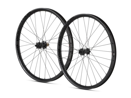 Przejdź do produktu Komplet kół Raven 27.5" tylne/przednie, Boost, 28 otworów, karbon, tubeless ready, piasty straight-pull, bębenek SRAM XD 108 punktów zaczepu, potrójnie cieniowane szprychy, czarny mat