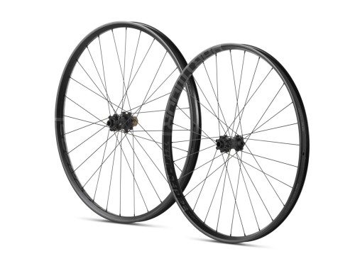 Przejdź do produktu Komplet kół Thunder 29" tylne/przednie, Boost, 28 otworów, tubeless ready, piasty straight-pull, bębenek SRAM XD 108 punktów zaczepu, potrójnie cieniowane szprychy, czarne anodowane