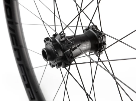 Komplet kół Thunder 29" tylne/przednie, Boost, 28 otworów, tubeless ready, piasty straight-pull, bębenek SRAM XD 108 punktów zaczepu, potrójnie cieniowane szprychy, czarne anodowane