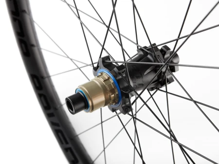 Komplet kół Thunder 29" tylne/przednie, Boost, 28 otworów, tubeless ready, piasty straight-pull, bębenek SRAM XD 108 punktów zaczepu, potrójnie cieniowane szprychy, czarne anodowane