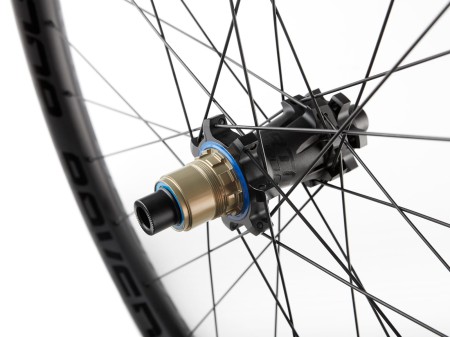 Komplet kół Thunder 27.5" tylne/przednie, Boost, 28 otworów, tubeless ready, piasty straight-pull, bębenek SRAM XD 108 punktów zaczepu, potrójnie cieniowane szprychy, czarne anodowane