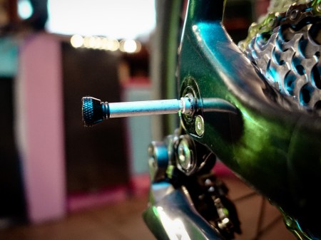 Klucz do osi EVO chowany wewnątrz osi. Imbus 6mm Torx T25