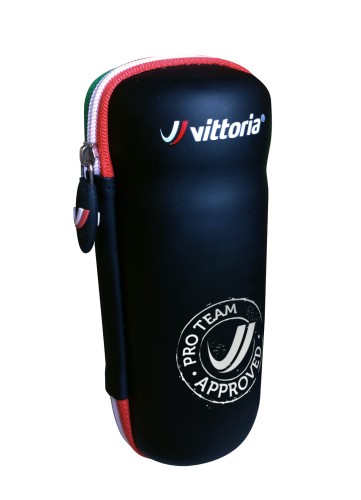 Przejdź do produktu Etui na akcesoria o rozmiarach 0,5 litrowego bidonu zamykany na zamek błyskawiczny.