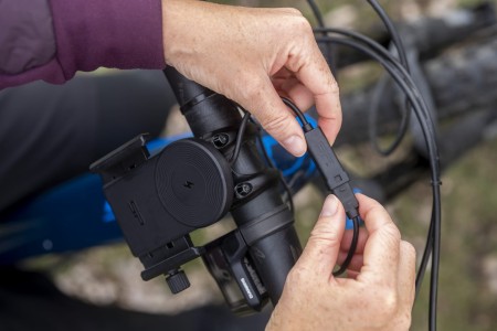 Uchwyt (zacisk) na telefon SP Connect+ Charging Phone Clamp uniwersalny