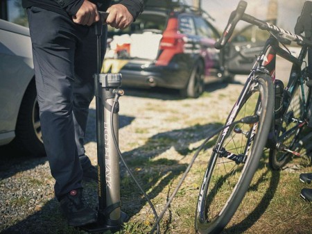 Topeak pompka  podłogowa joeblow booster (pompka z ładowanym zbiornikiem) - rove.pl