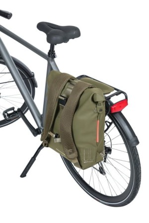 Plecak/Sakwa rowerowa BASIL SOHO BACKPACK NORDLICHT17L, mocowanie na haki Hook-On System, wodoodporny poliester, oświetlenie, moss green (NEW 2024) - rove.pl