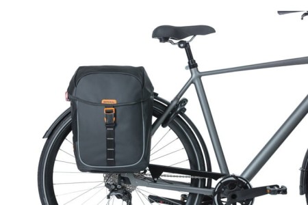 Sakwa podwójna BASIL SOHO DOUBLE PANNIER BAG NORDLICHT MIK, MIK System (ready to go) 41L, 100% wodoodporna moss green oświetlenie Nordlicht Technology (NEW 2024)