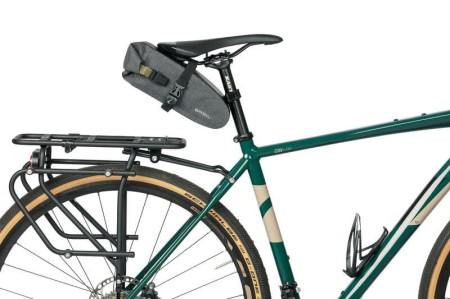 Torebka podsiodłowa BASIL NAVIGATOR STORM SADDLE BAG 1.5L, mocowanie na paski, wodoodporna grey black (NEW 2024) - rove.pl