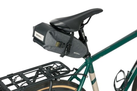 Torebka podsiodłowa BASIL NAVIGATOR STORM SADDLE BAG 1.5L, mocowanie na paski, wodoodporna grey black (NEW 2024) - rove.pl