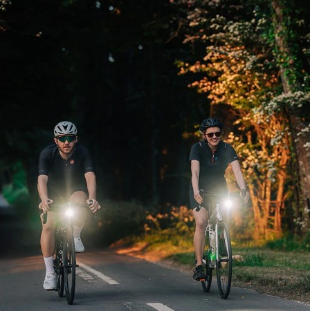 Lampka przednia MAGICSHINE EVO 1700 BLACK, 1700 lumenów, Czarna, Z Uchwytem - rove.pl