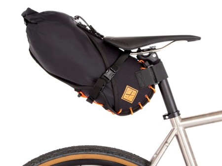 Torba podsiodłowa Restrap Saddle Bag, 8L, czarny/pomarańczowy - rove.pl