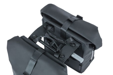 Sakwa podwójna BASIL SOHO DOUBLE PANNIER BAG NORDLICHT MIK, MIK System (ready to go) 41L 100% wodoodporna night black oświetlenie Nordlicht Technology - rove.pl