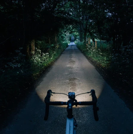 Lampka przednia MAGICSHINE EVO 1100 WHITE, 1100 lumenów, Czarna, Z Uchwytem (NEW 2025) - rove.pl