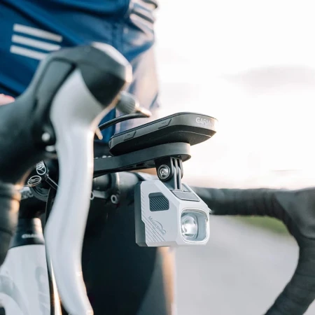 Lampka przednia MAGICSHINE EVO 1100 WHITE, 1100 lumenów, Czarna, Z Uchwytem (NEW 2025) - rove.pl