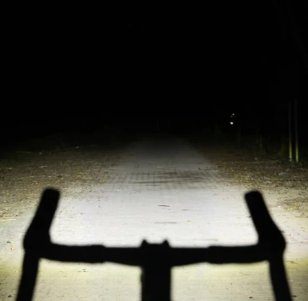 Lampka przednia MAGICSHINE EVO 1100 WHITE, 1100 lumenów, Czarna, Z Uchwytem (NEW 2025) - rove.pl