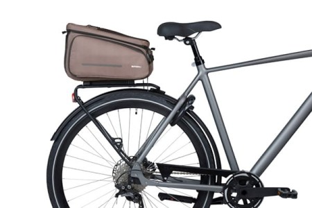 Torba na bagażnik BASIL MOV TRUNK BAG, MIK z adapterem do mocowania, 10-26L, Wodoodporna, Brown (NEW 2025) - rove.pl