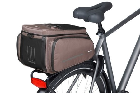 Torba na bagażnik BASIL MOV TRUNK BAG, MIK z adapterem do mocowania, 10-26L, Wodoodporna, Brown (NEW 2025) - rove.pl