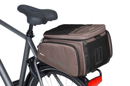 Torba na bagażnik BASIL MOV TRUNK BAG, MIK z adapterem do mocowania, 10-26L, Wodoodporna, Brown (NEW 2025) - rove.pl