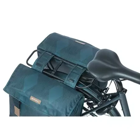 Torba na bagażnik BASIL ELEGANCE DOUBLE PANNIER BAG 40-49 Universal Bridge System, wodoodporna estate blue (NEW).webp