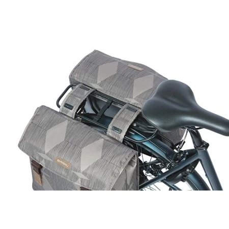 Torba na bagażnik BASIL ELEGANCE DOUBLE PANNIER BAG 40-49 Universal Bridge System, wodoodporna chateau taupe.webp
