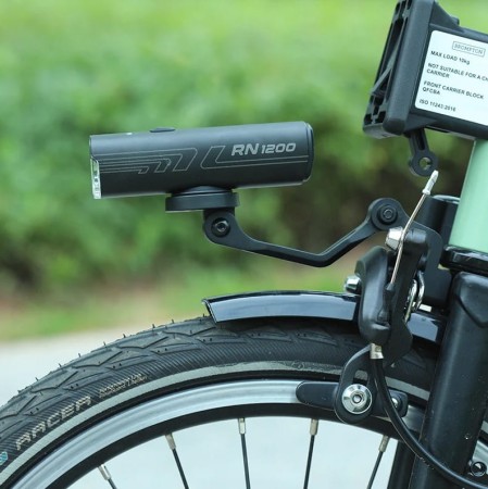 Uchwyt lampki przedniej MAGICSHINE FORKIX EXTENDABLE FRONT LIGHT GO PRO MOUNT, Mocowanie na koronie widelca (NEW) - rove.pl