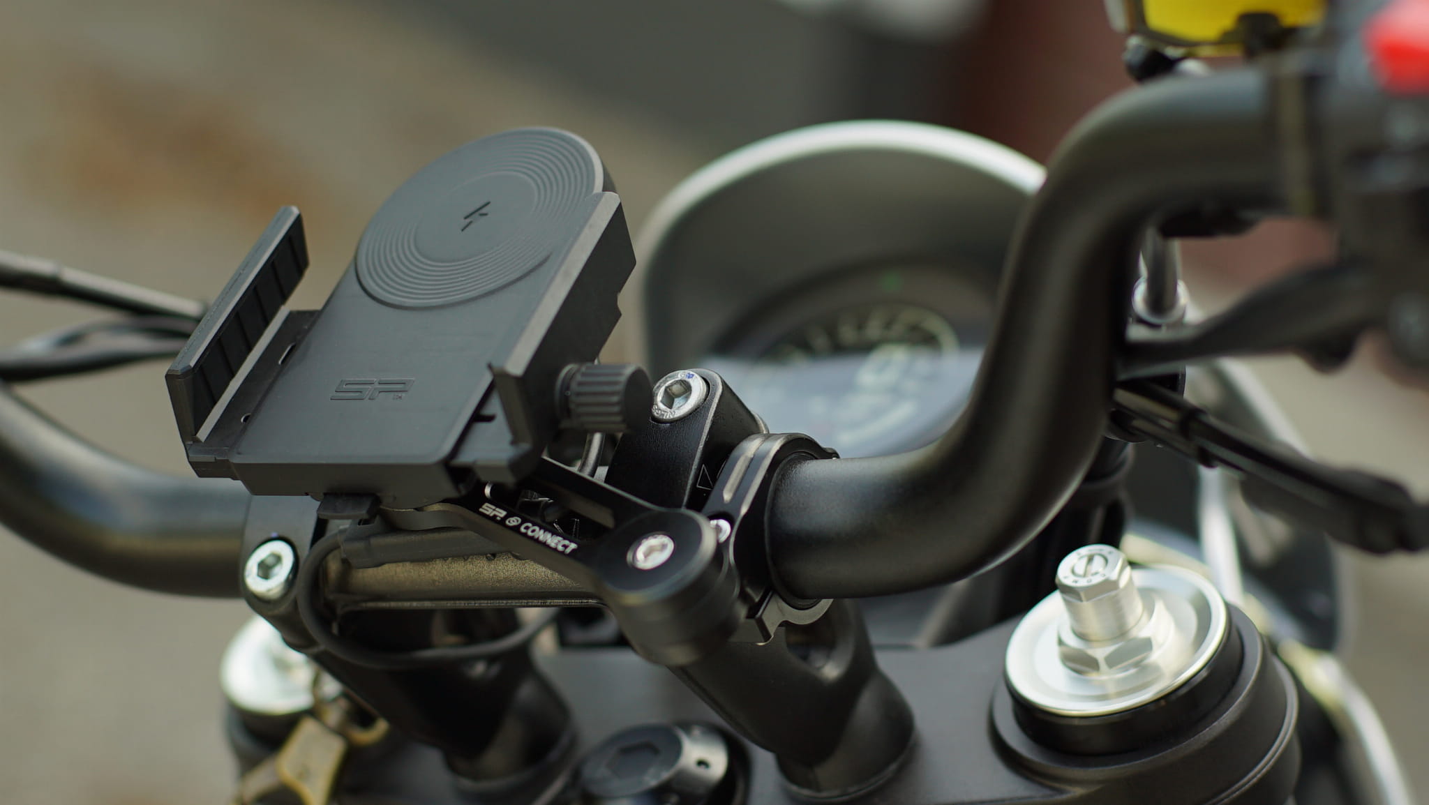 Uchwyt (zacisk) na telefon SP Connect+ Charging Phone Clamp uniwersalny