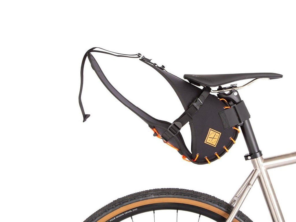 Torba podsiodłowa Restrap Saddle Bag, 14L, czarny/pomarańczowy - rove.pl